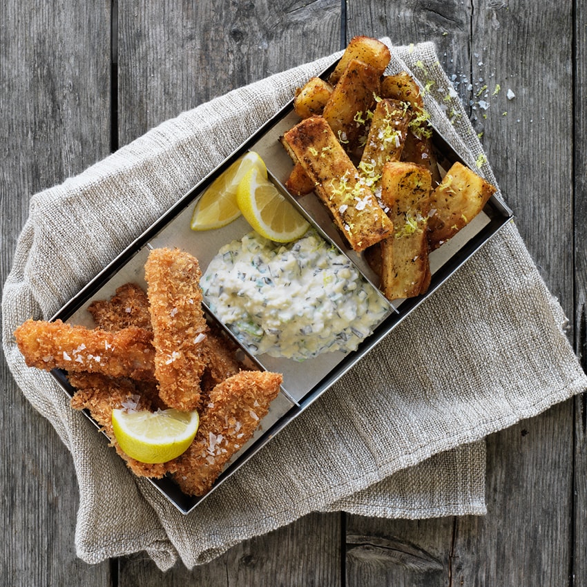 Sprøde deluxe fiskefingre med nordisk tartarsauce og store fritter. Sprøde deluxe fiskefingre med nordisk tartarsauce og store fritter.